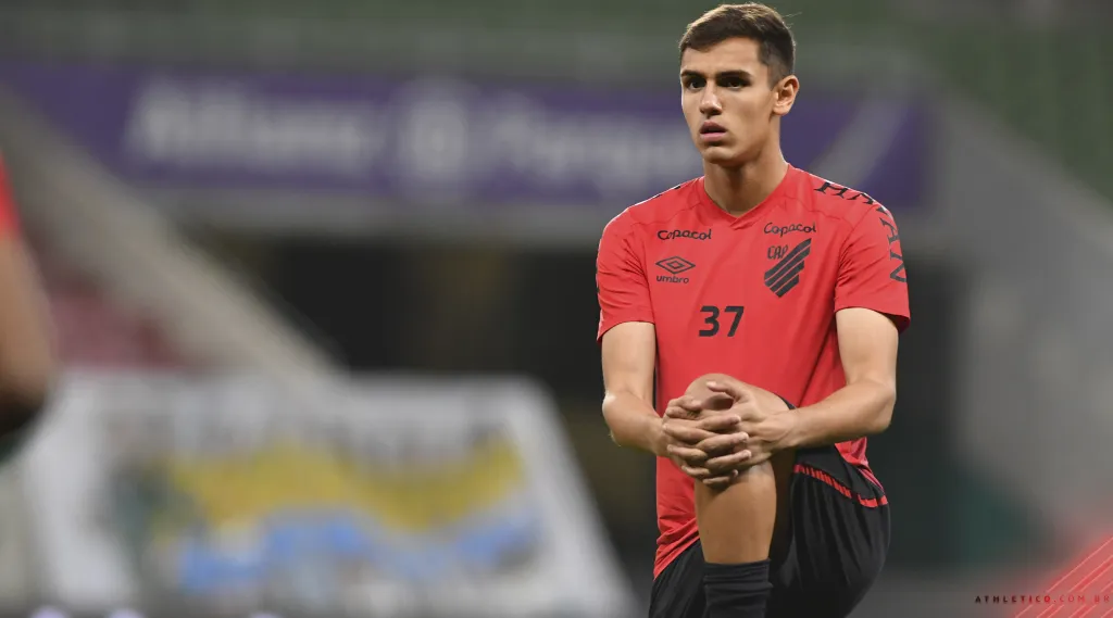 Lucas Fasson com a camisa do Athletico-PR. (Foto: Gustavo Oliveira/athletico.com.br)