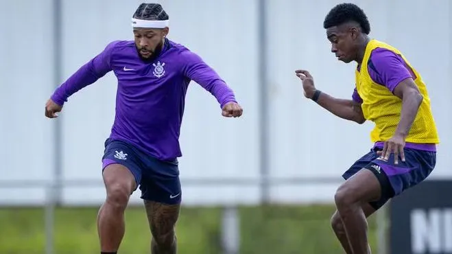Memphis Depay e Félix Torres. Foto:Rodrigo Coca/Ag. Corinthians