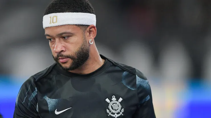 Memphis Depay durante aquecimento antes de partida entre Botafogo e Corinthians, no Estádio Nilton Santos, pelo Brasileirão. Foto: Thiago Ribeiro/AGIF