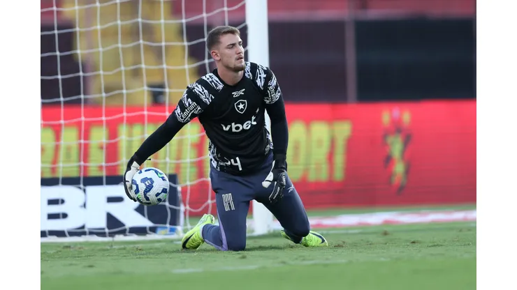Quase quatro meses depois, Léo Linck reaparece como titular no Botafogo. Foto: Marlon Costa/AGIF