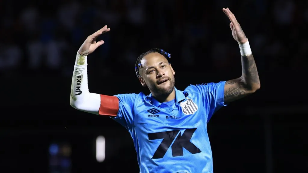 Neymar comemorando com a torcida do Santos – Foto: Marcello Zambrana/AGIF