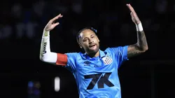 Neymar comemorando com a torcida do Santos - Foto: Marcello Zambrana/AGIF