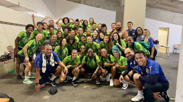 Elenco feminino do Atlético Piauiense em celebração