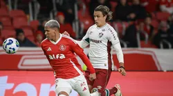 RS - PORTO ALEGRE - 30/07/2025 - COPA DO BRASIL 2025, INTERNACIONAL X FLUMINENSE - Braian Aguirre jogador do Internacional disputa lance com Augustin Canobbio jogador do Fluminense durante partida no estadio Beira-Rio pelo campeonato Copa Do Brasil 2025. Foto: Maxi Franzoi/AGIF