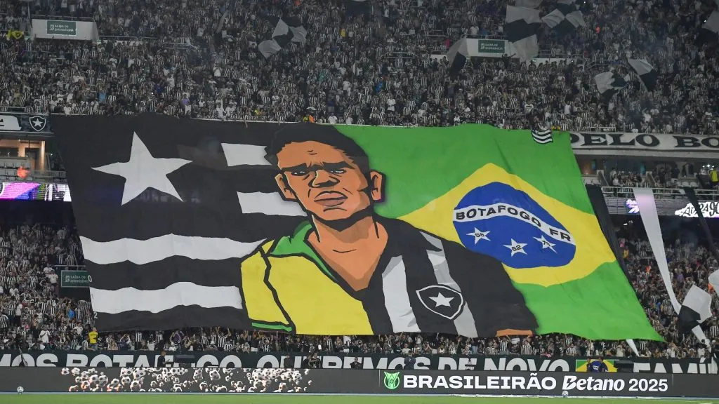 Bandeirão dos torcedores do Glorioso. Foto: Thiago Ribeiro/AGIF.
