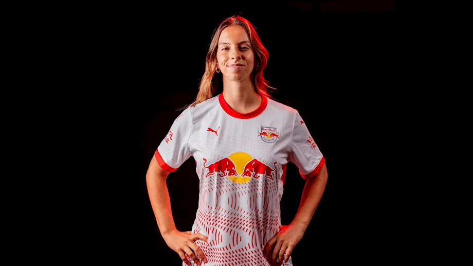Paula de La Serna com a camisa do Red Bull Bragantino