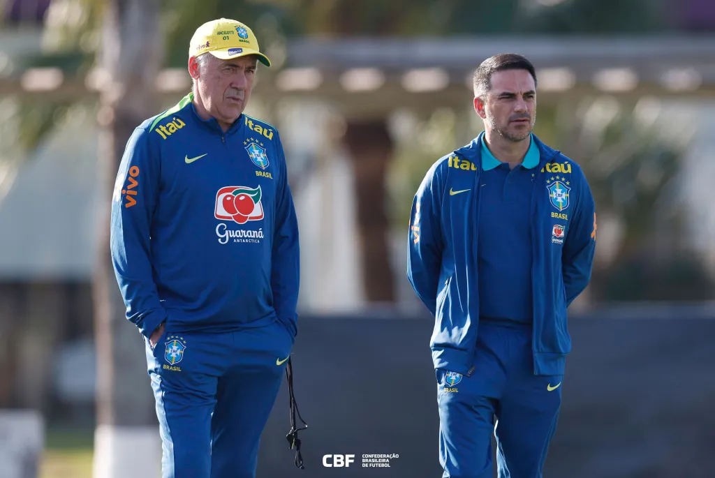 Carlo Ancelotti e Rodrigo Caetano conversam durante treino da Seleção no CT do Corinthians Créditos: Rafael Ribeiro/CBF