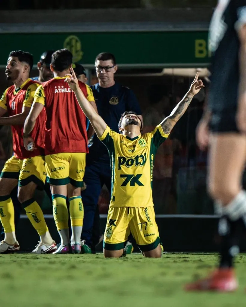 Alesson jogador do Mirassol comemora gol diante do Vasco – Foto: Reprodução/Instagram