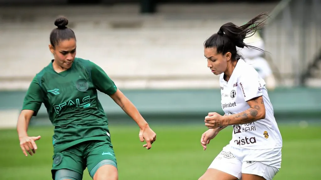 Jogadoras do Coritiba e Ferroviária em campo pela Copa do Brasil Feminina