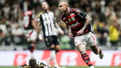 Cebolinha não perdoou e deixou Natanael no chão para marcar golaço pelo Fla - Foto: Gilvan de Souza/CRF