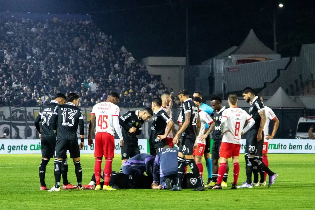 Marlon Freitas é atendido em campo. Foto: Joisel Amaral/AGIF