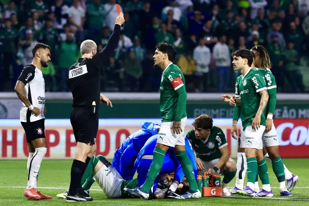 Anibal Moreno jogador do Palmeiras recebe cartao vermelho do arbitro durante partida contra o Corinthians no estadio Arena Allianz Parque pelo campeonato Copa Do Brasil 2025. Foto: Marcello Zambrana/AGIF