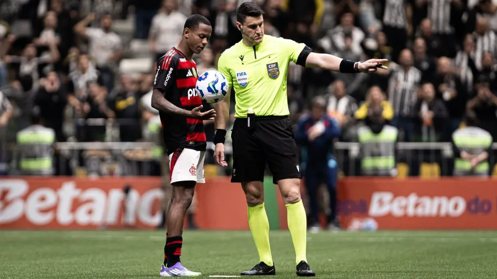 Wallace Yan se preparando para cobrar o pênalti que desperdiçou na disputa com o Atlético-MG – Foto: Mateus Dutra/AGIF