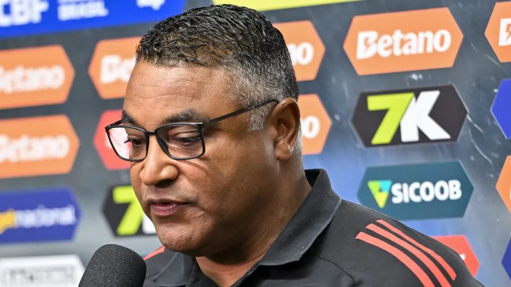 SP – SANTOS – 23/07/2025 – BRASILEIRO A 2025, SANTOS X INTERNACIONAL – Roger Machado tecnico do Internacional durante partida contra o Santos no estadio Vila Belmiro pelo campeonato Brasileiro A 2025.