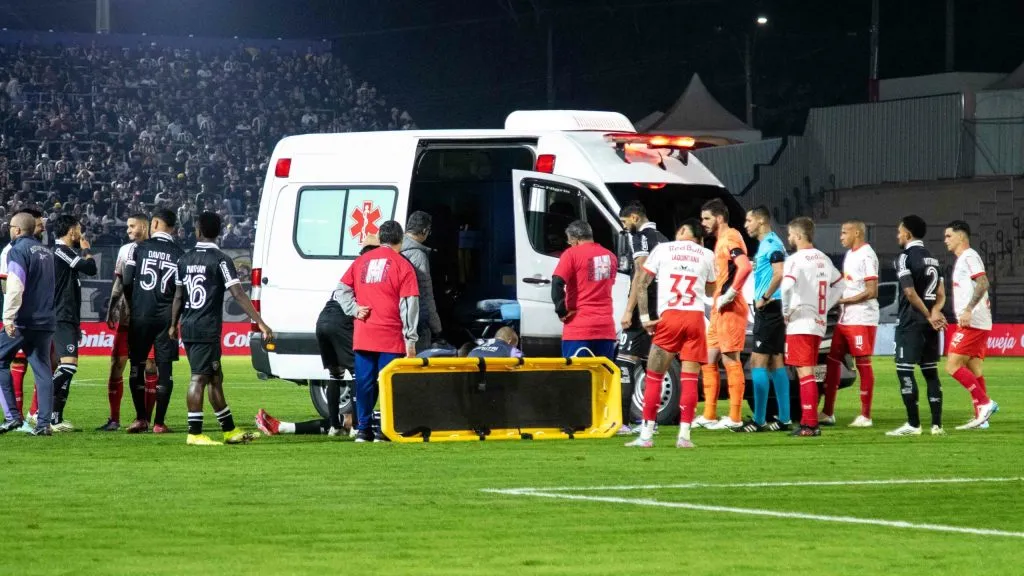 Marlon Freitas deixou o gramado de ambulância – Foto: Joisel Amaral/AGIF