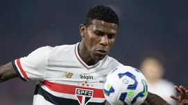 Arboleda em disputa de bola com Patrick