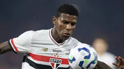 Arboleda em disputa de bola com Patrick