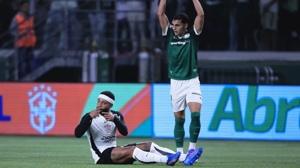 Memphis Depay saiu lesionado - Foto: Ettore Chiereguini/AGIF.