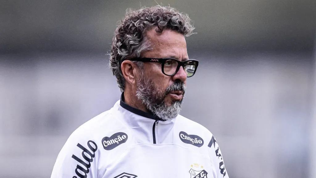Cléber Xavier aceitou liberar o jogador da base – Fotos: Raul Baretta/ Santos FC.