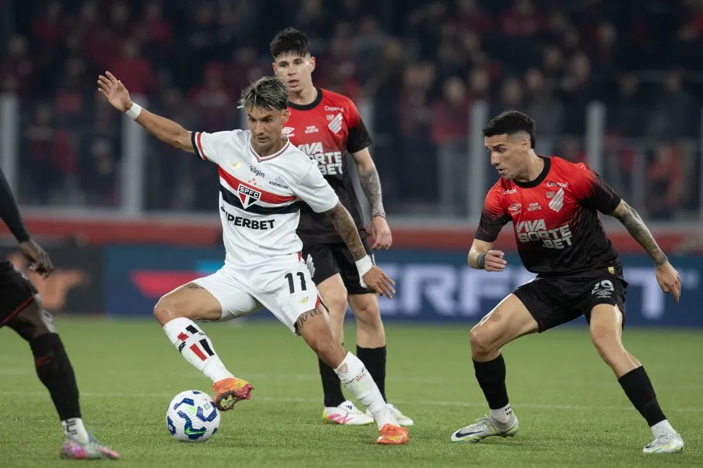 Benavidez e Zapelli jogadores do Athletico-PR disputa lance com Ferreira jogador do Sao Paulo durante partida no estadio Arena da Baixada pelo campeonato Copa Do Brasil 2025. Foto: Hedeson Alves/AGIF
