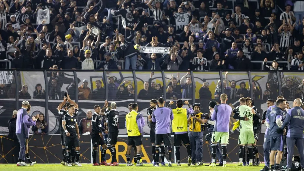 Elenco do Botafogo comemorando a classificação em Bragança Paulista – Foto: Joisel Amaral/AGIF