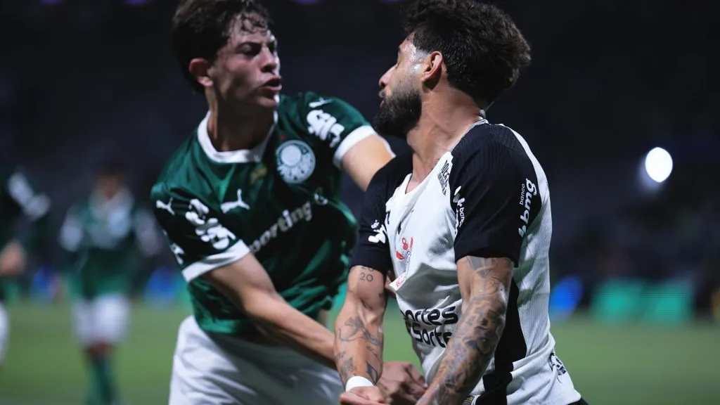 Agustin Giay jogador do Palmeiras discute com jogador  do Corinthians durante partida no estadio Arena Allianz Parque pelo campeonato Copa Do Brasil 2025. Foto: Ettore Chiereguini/AGIF