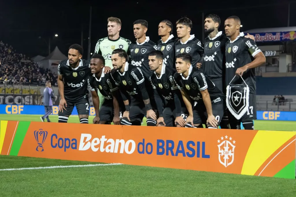SP – BRAGANCA PAULISTA – 06/08/2025 – COPA DO BRASIL 2025, BRAGANTINO X BOTAFOGO – Jogadores do Botafogo posam para foto antes na partida contra Bragantino no estadio Cicero De Souza Marques pelo campeonato Copa Do Brasil 2025. Foto: Joisel Amaral/AGIF