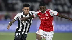 - Robert Renan em disputa de bola com Igor Jesus