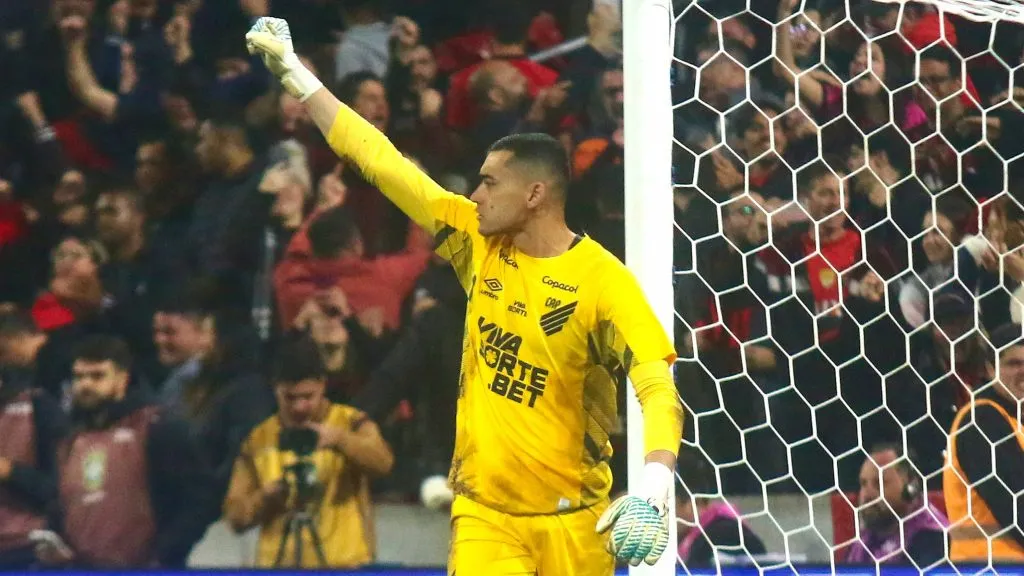 Santos jogador do Athletico-PR durante partida contra o Sao Paulo no estadio Arena da Baixada pelo campeonato Copa Do Brasil 2025. Foto: Gabriel Machado/AGIF