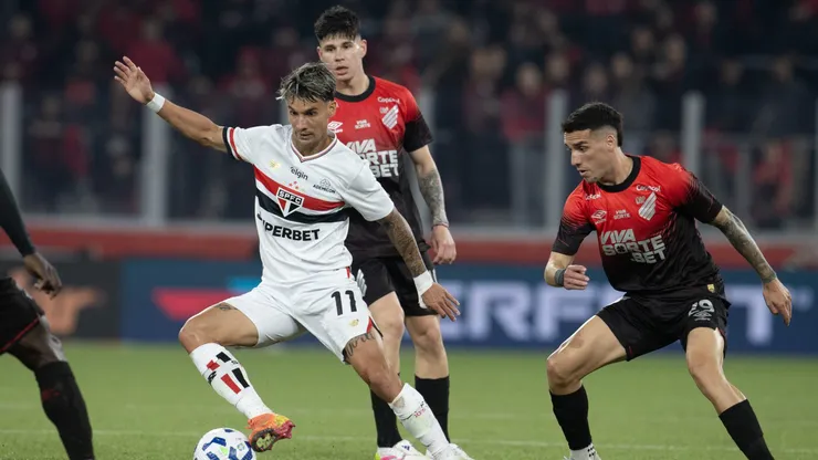 Benavidez e Zapelli jogadores do Athletico-PR disputa lance com Ferreira jogador do Sao Paulo durante partida no estadio Arena da Baixada pelo campeonato Copa Do Brasil 2025. Foto: Hedeson Alves/AGIF