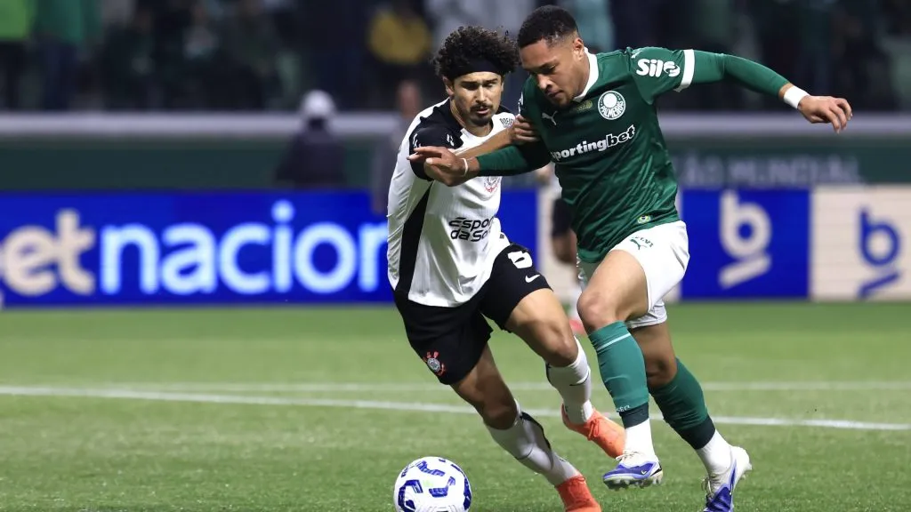 Vitor Roque jogador do Palmeiras disputa lance com Andre Ramalho jogador do Corinthians durante partida no estadio Arena Allianz Parque pelo campeonato Copa Do Brasil 2025. Foto: Marcello Zambrana/AGIF