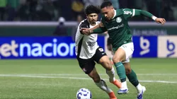 SP - SAO PAULO - 06/08/2025 - COPA DO BRASIL 2025, PALMEIRAS X CORINTHIANS - Vitor Roque jogador do Palmeiras disputa lance com Andre Ramalho jogador do Corinthians durante partida no estadio Arena Allianz Parque pelo campeonato Copa Do Brasil 2025. Foto: Marcello Zambrana/AGIF
