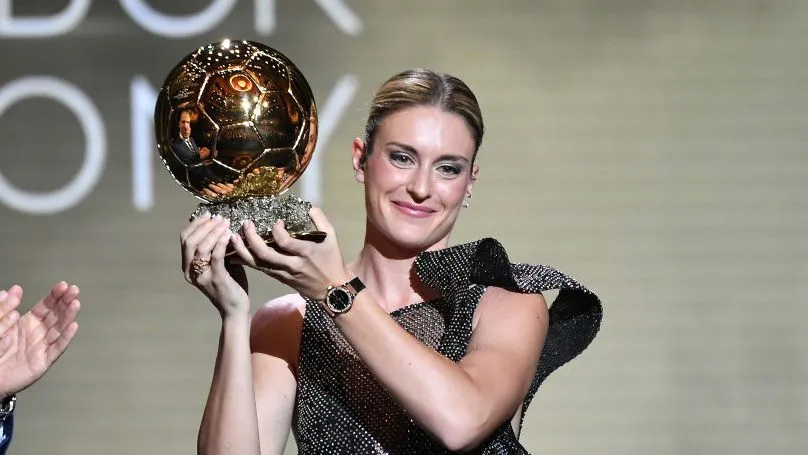 Alexia Putellas com o prêmio da Bola de Ouro. Foto: Aurelien Meunier/Getty Images