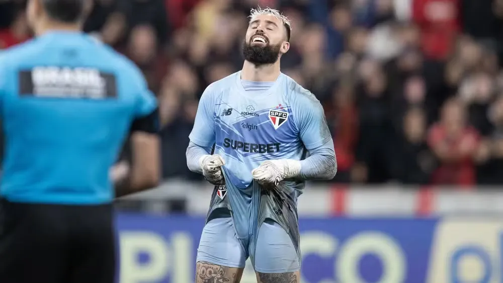 Torcida não poupou Jandrei após eliminação do São Paulo.  — Foto: Hedeson Alves/AGIF