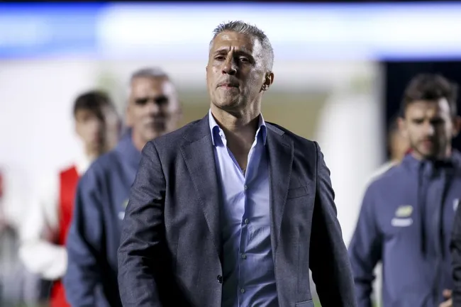 A torcida cobrou também o treinador Crespo pelas escolhas. (Photo by Ricardo Moreira/Getty Images)