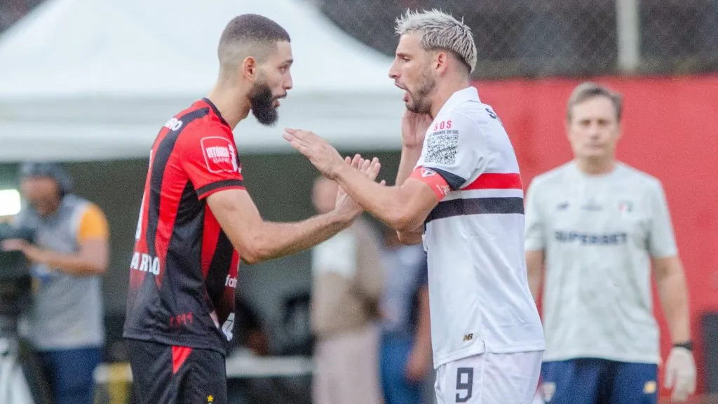 Wagner Leonardo jogador do Vitoria disputa lance com Calleri jogador do Sao Paulo durante partida no estadio Barradao pelo campeonato Brasileiro A 2024. Foto: Jhony Pinho/AGIF
