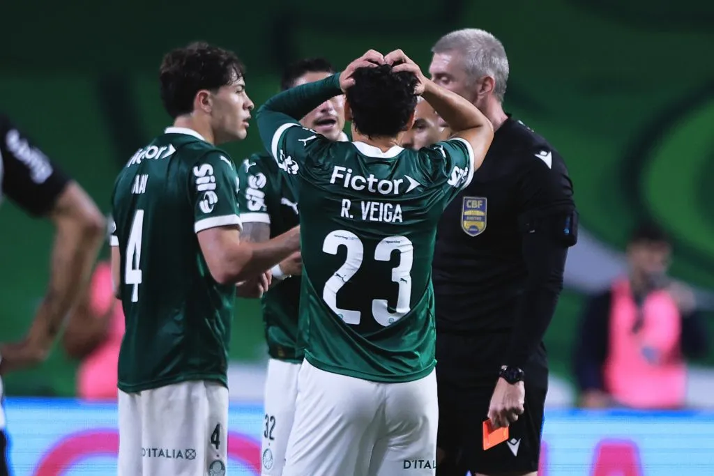 Raphael Veiga entrou no 2º tempo contra o Corinthians e pouco produziu para o Palmeiras – Foto: Ettore Chiereguini/AGIF