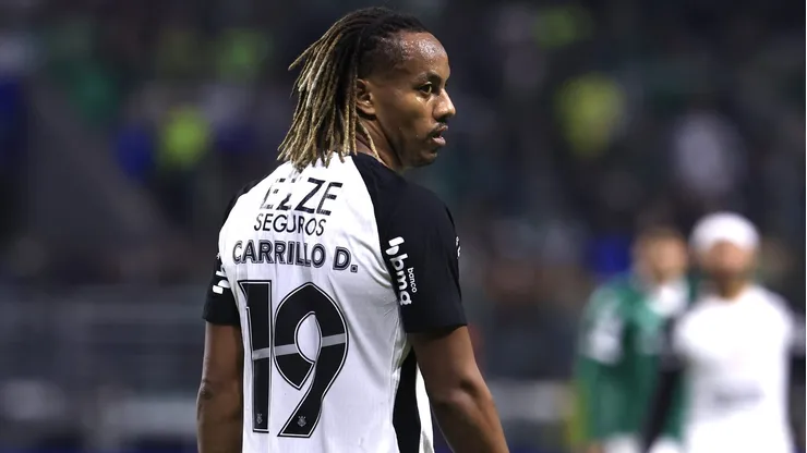 André Carrillo saiu ainda no início do 2º tempo de Dérbi e lesionou seriamente o tornozelo