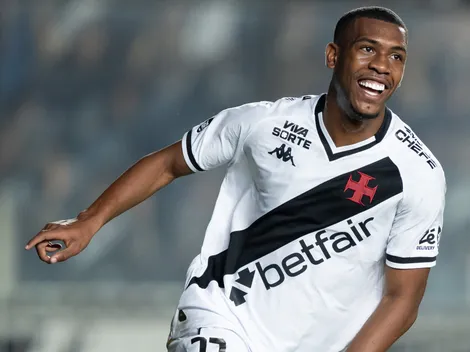 Rayan exaltado por torcedores após gol na vitória do Vasco