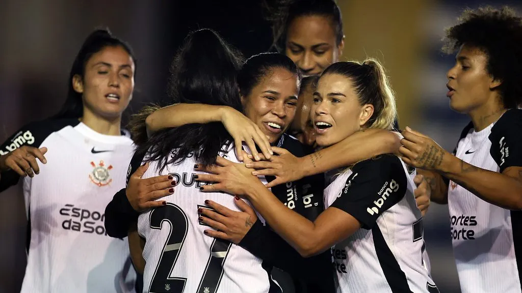 Elenco feminino do Corinthians em campo pelo Brasileirão Feminino