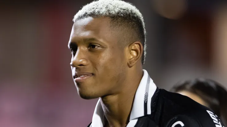 Danilo, jogador do Botafogo, durante chegada da equipe para partida contra o Bragantino no estadio Cicero De Souza Marques pelo campeonato Copa Do Brasil 2025. Foto: Joisel Amaral/AGIF