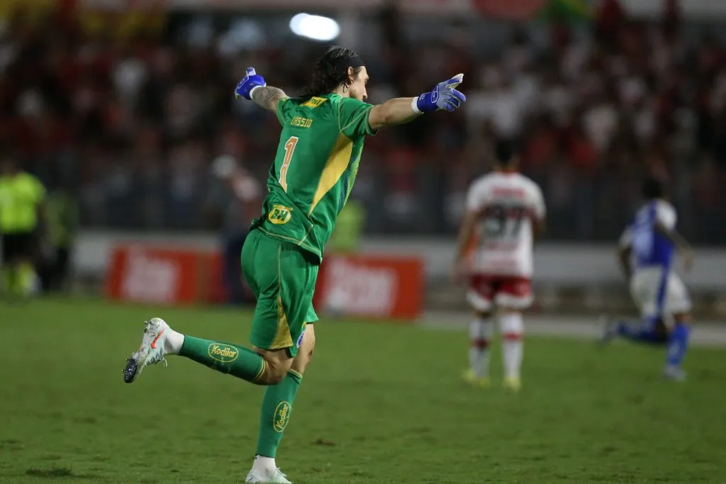 Cássio comemorando o pênalti defendido. Foto: Marlon Costa/AGIF