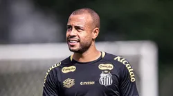 Mayke durante treinamento no CT Rei Pelé