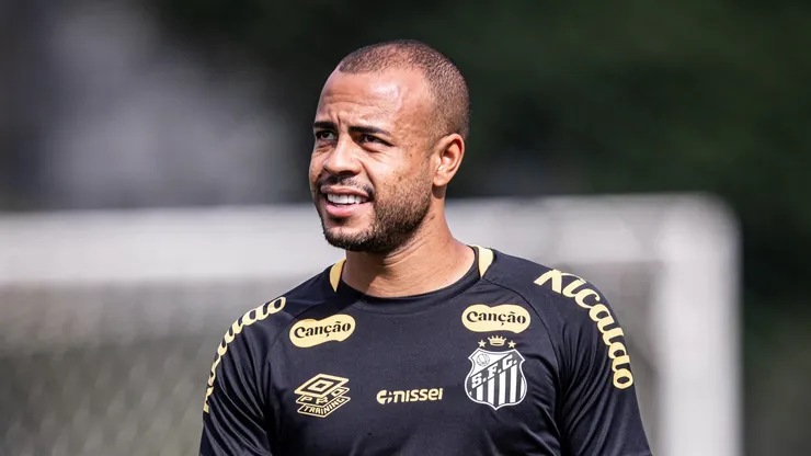 Mayke durante treinamento no CT Rei Pelé