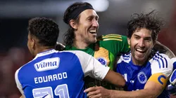 Cássio comemorando com companheiros a classificação