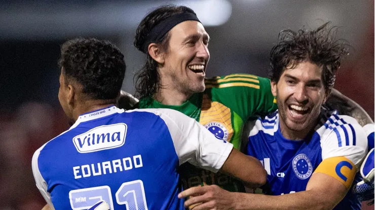 Cássio comemorando com companheiros a classificação
