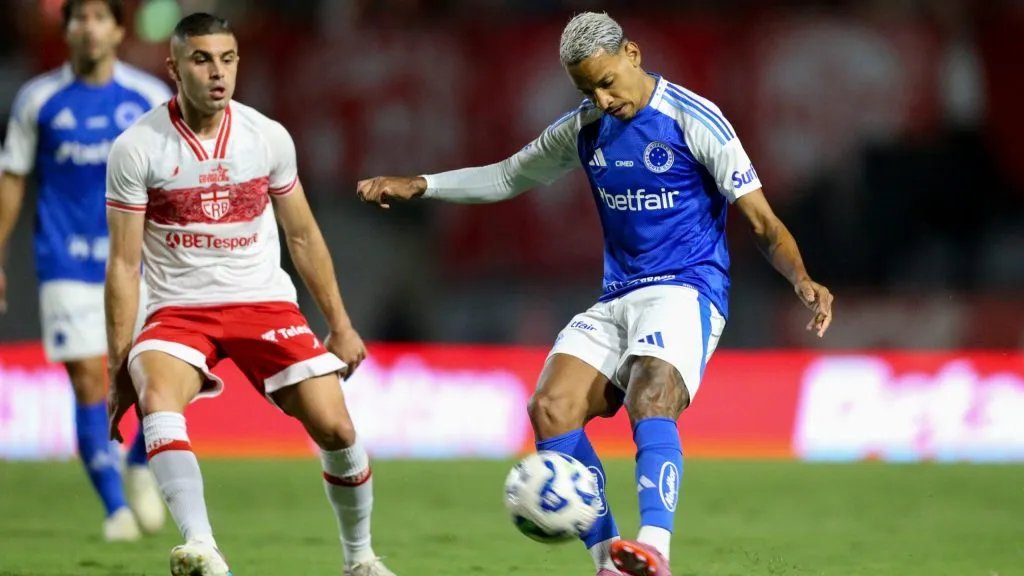 AMatheus Pereira jogador do Cruzeiro durante a partida entre CRB e Cruzeiro no Estadio Rei Pele em Maceio, pela Copa do Brasil 2025. Foto: Marlon Costa/AGIF
