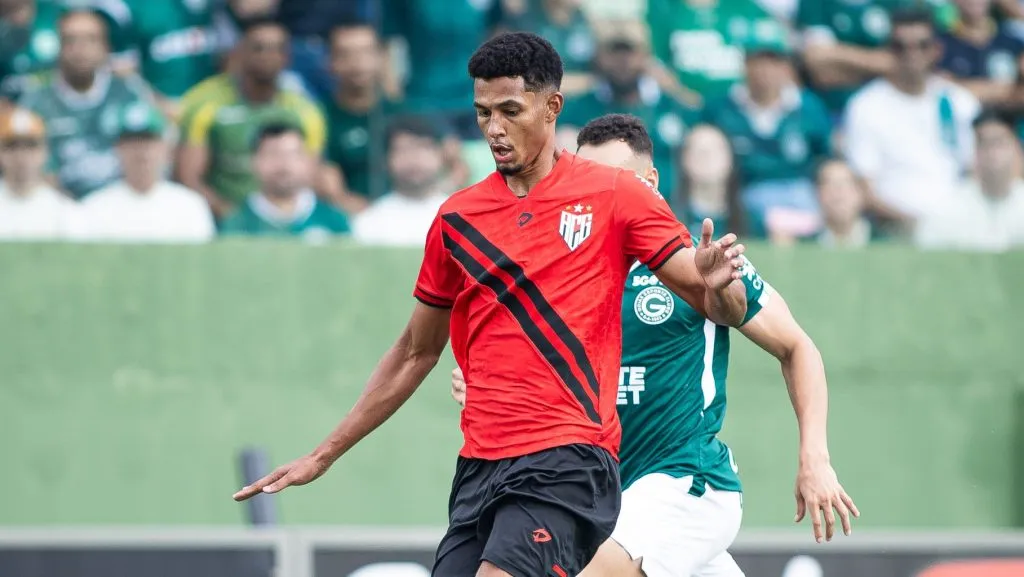 Alix  jogador do Atletico-GO durante partida contra o Goias no estadio Serrinha pelo campeonato Goiano 2025. Foto: Isabela Azine/AGIF