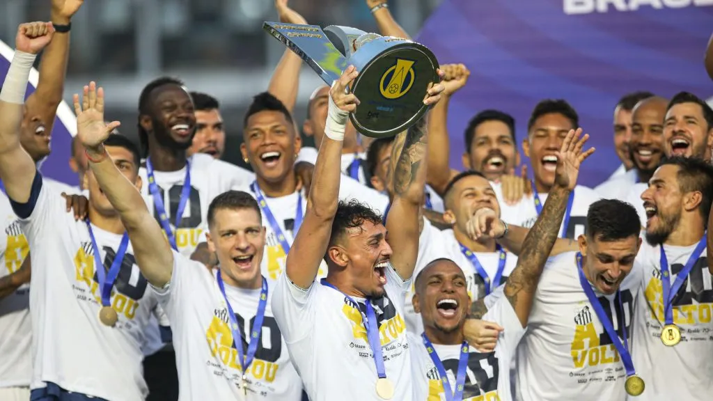 Diego Pituca jogador do Santos levanta a taca de campeao durante cerimonia de premiacao ao final da partida contra o CRB no estadio Vila Belmiro pela decisao do campeonato Brasileiro B 2024. Foto: Reinaldo Campos/AGIF