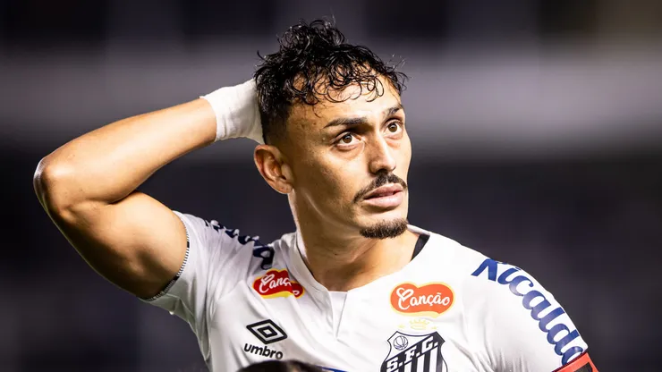 Diego Pituca jogador do Santos durante partida contra o Sport no estadio Vila Belmiro pelo campeonato Brasileiro B 2024. Foto: Abner Dourado/AGIF